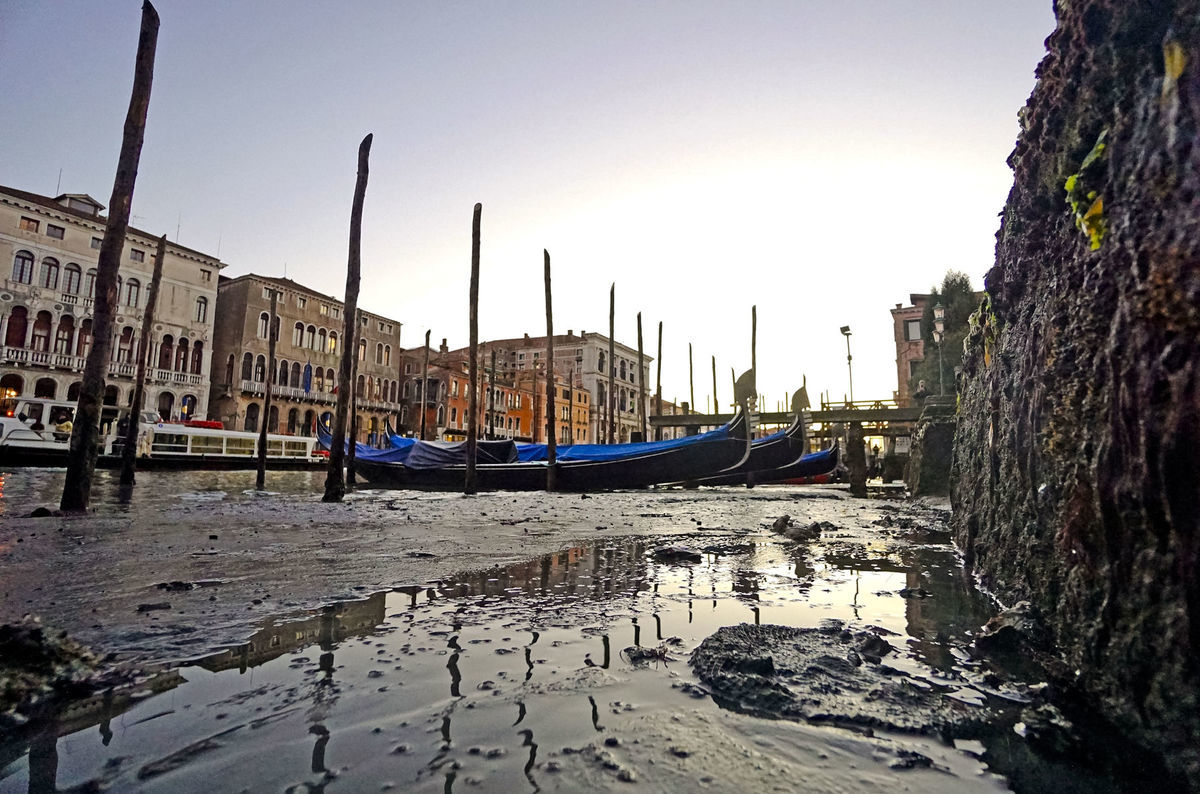 Nezvyčajne nízka voda v benátskych kanáloch...