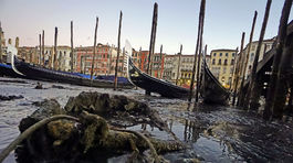 Benátky odhalili nechutné bahno, voda klesla o 60 centimetrov, gondoly uviazli