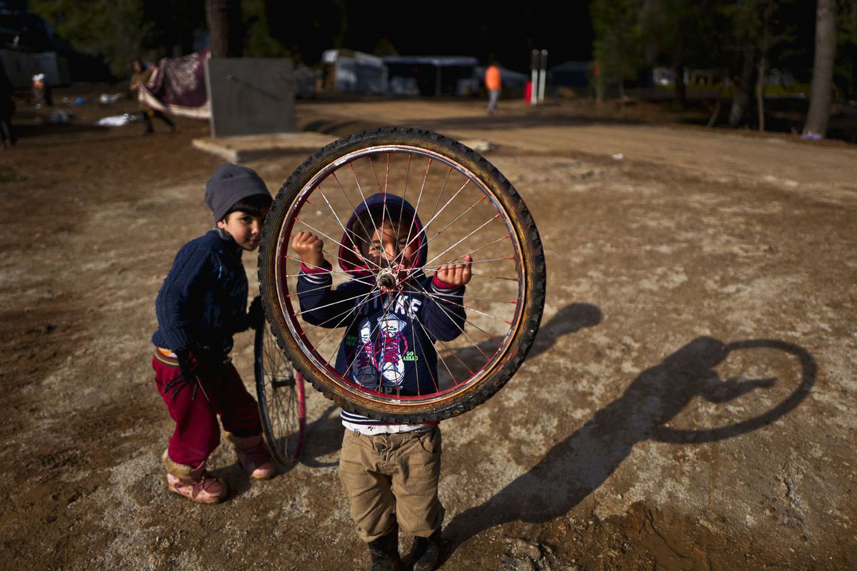 Grécko, migranti, koleso, deti, hra, Sýrčania