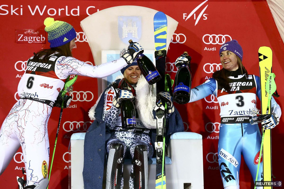 Stupne víťazov v Záhrebe. Zľava Petra Vlhová,...