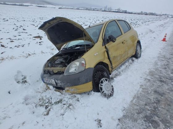 Pri Solčanoch sa zrazili dve osobné autá....