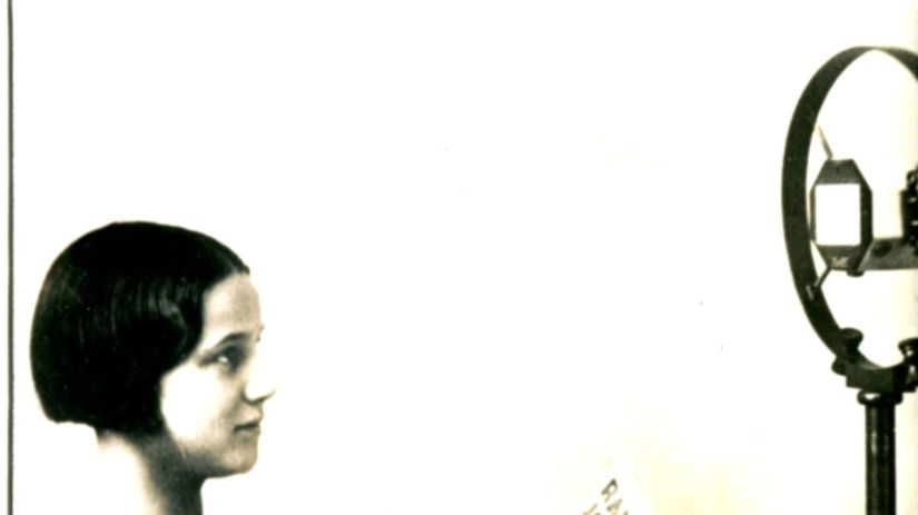 Hlásateľka rozhlasu.