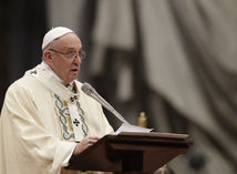 Pápež na Krížovej ceste hovoril o hanbe cirkvi aj ľudstva