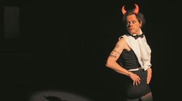 Zmrazujúca aj komická je inscenácia Mercedes Benz