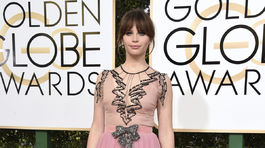 Britská herečka Felicity Jones sa na ceremoniáli objavila v šatách Gucci. 