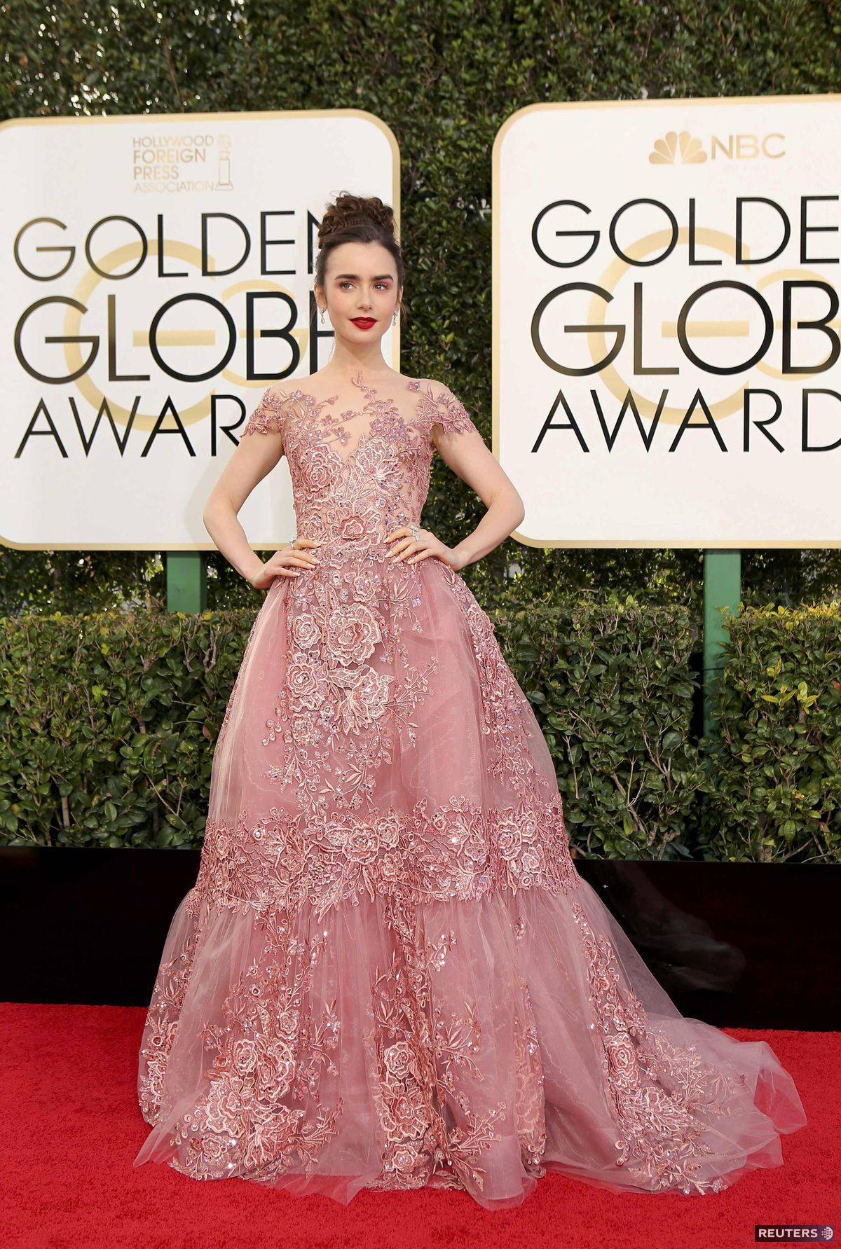 Herečka Lily Collins na nedávnom vyhlásení cien...
