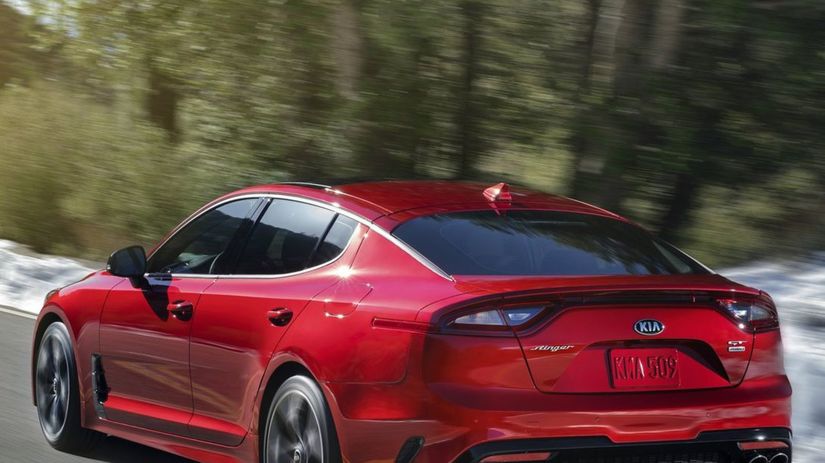 Vzadu zaujme pás svetiel lemujúci odtrhovú...