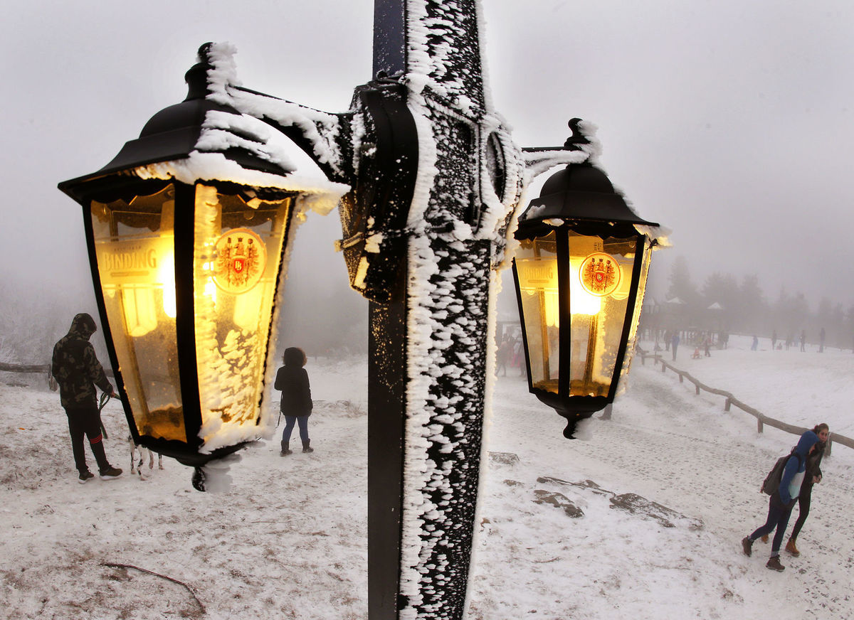 lampáše, lampy, svetlo, sneh, zima, mráz,