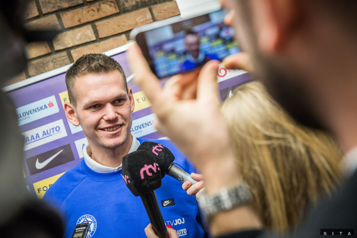 Tomáš Malec počas rozhovoru s novinármi.