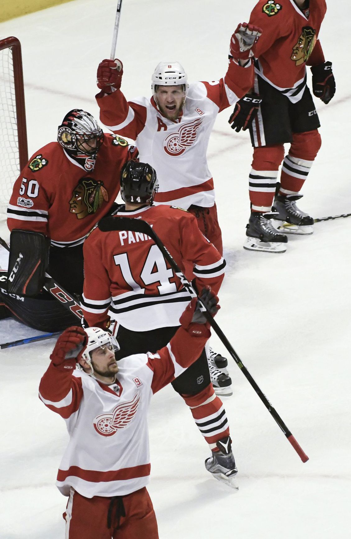 Slovenský útočník Detroitu Tomáš Tatar oslavuje...