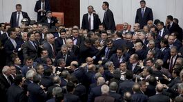 Pre Erdoganove právomoci došlo v parlamente k potýčkam