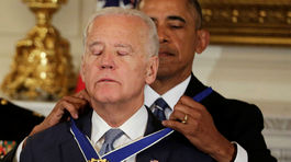 Obama udelil viceprezidentovi Bidenovi medailu slobody