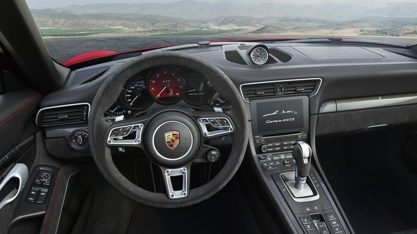 Interiér obsahuje v sérii čalúnenie Alcantarou...