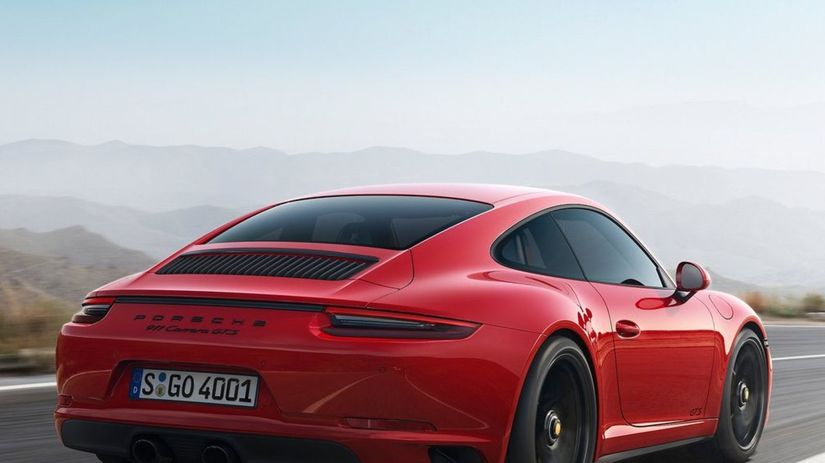 Vzadu má GTS väčší výsuvný zadný spojler...