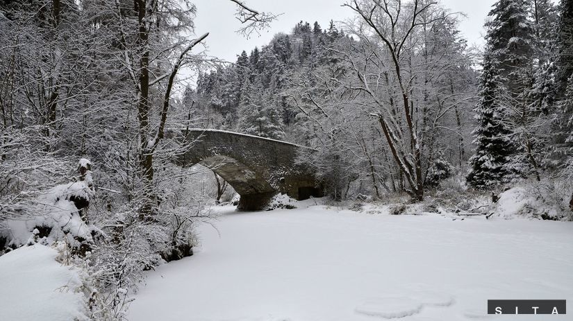 Pohľad na zamrznutú rieku Hornád v Slovenskom...
