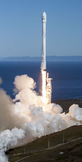 Štart rakety Falcon 9 zo 14. 1. v Kalifornii.