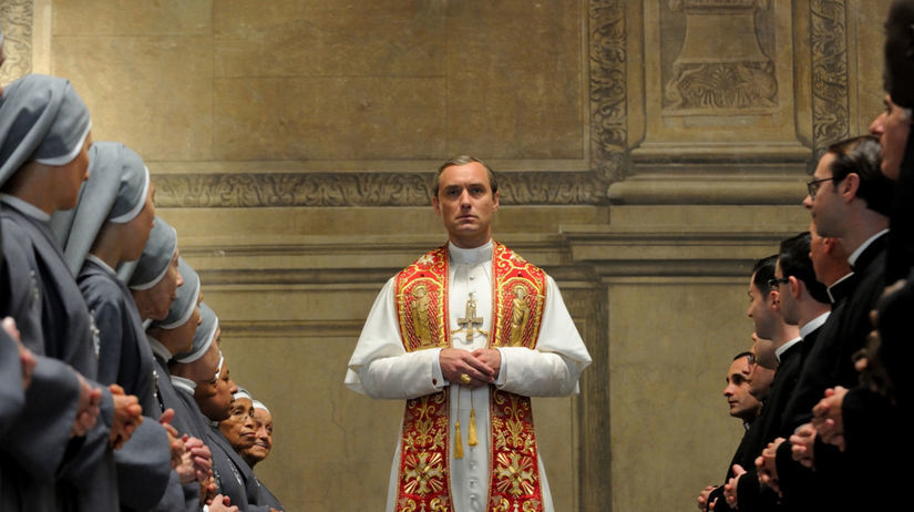 Herec Jude Law na zábere zo seriálu Mladý pápež.