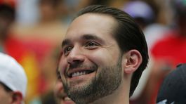 Zamilovaný boháč v hľadisku! Tento pohľad patrí jeho láske Serene