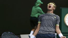 Šok v Melbourne. Djokovič skončil na rakete hráča s divokou kartou