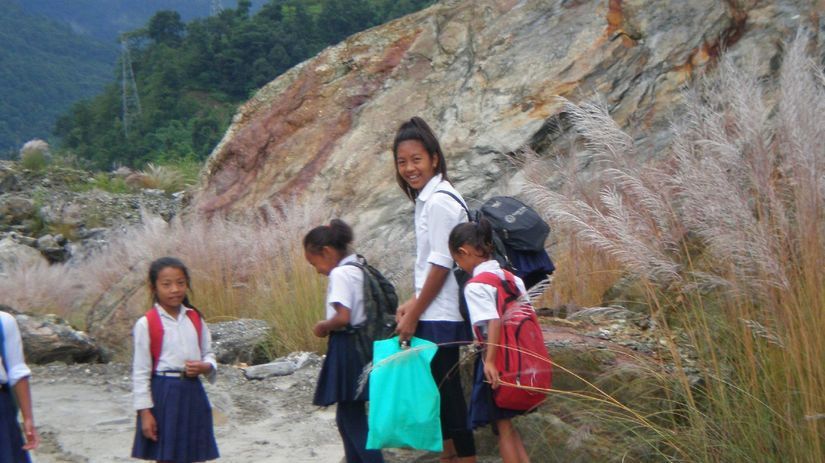 Nepálske žiačky na ceste do školy.