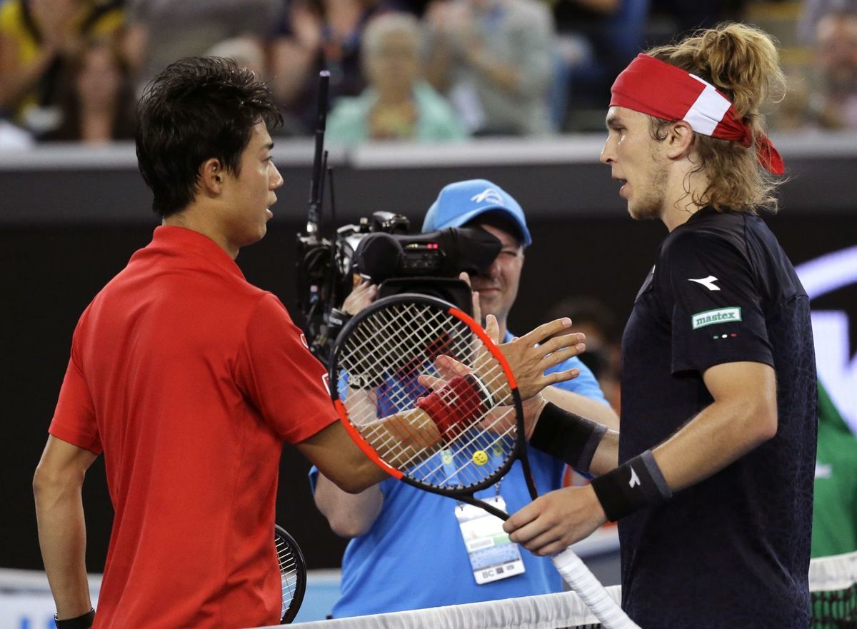 Lukáš Lacko gratuluje Keiovi Nišikorimu k...