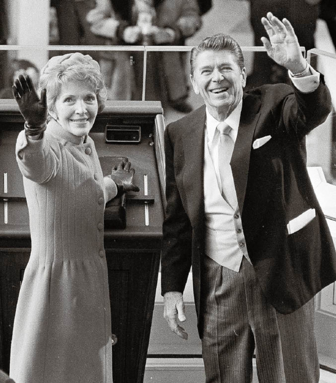Ronald Reagan po zložení sľubu s manželkou Nancy.
