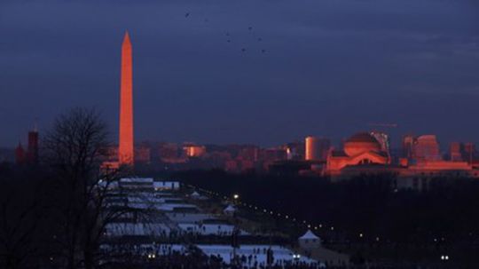 Washinghtonskí monument pred inauguráciou...