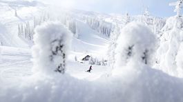 Cesta 17 metrov vysokým snežným tunelom je úžasná aj desivá zároveň