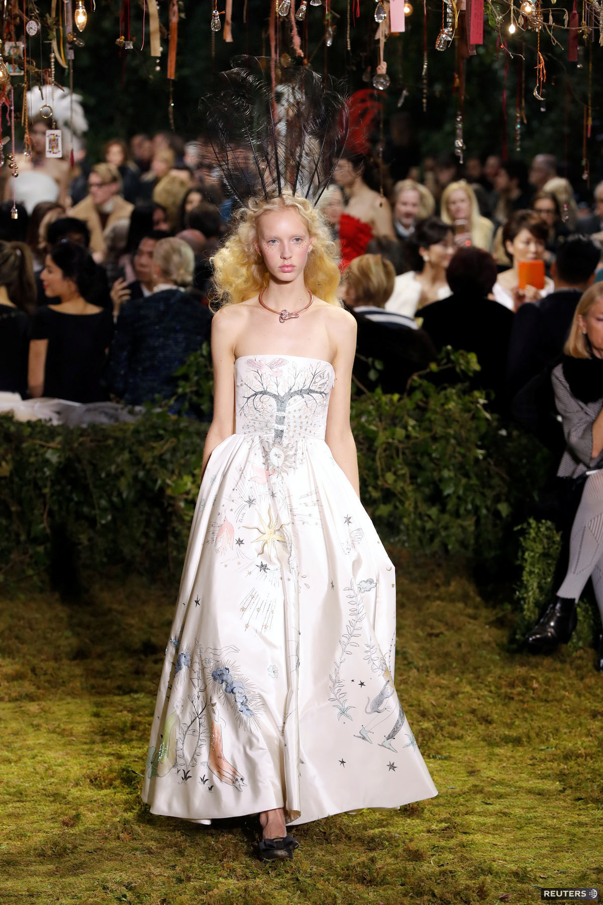 Modelka na prehliadke Christian Dior Haute...