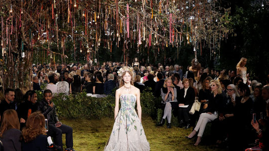 Modelka na prehliadke Christian Dior Haute...