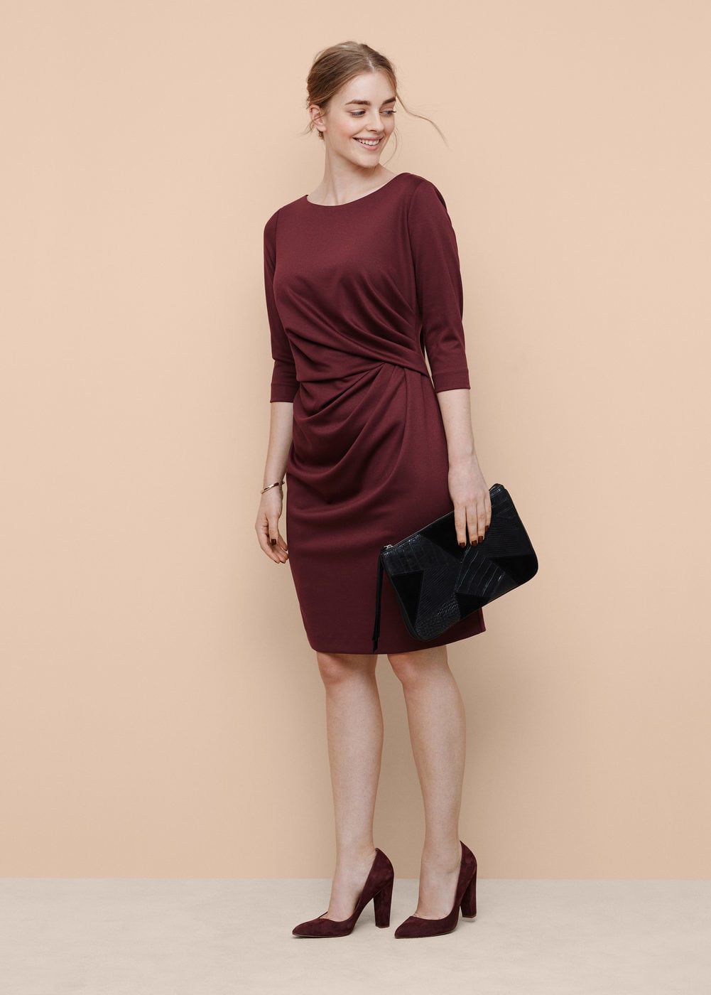 Jemná asymetrická drapéria v strihu rovných...