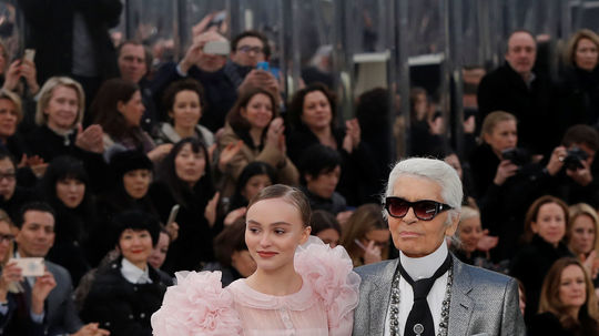 Dizajnér Karl Lagerfeld a modelka a herečka...
