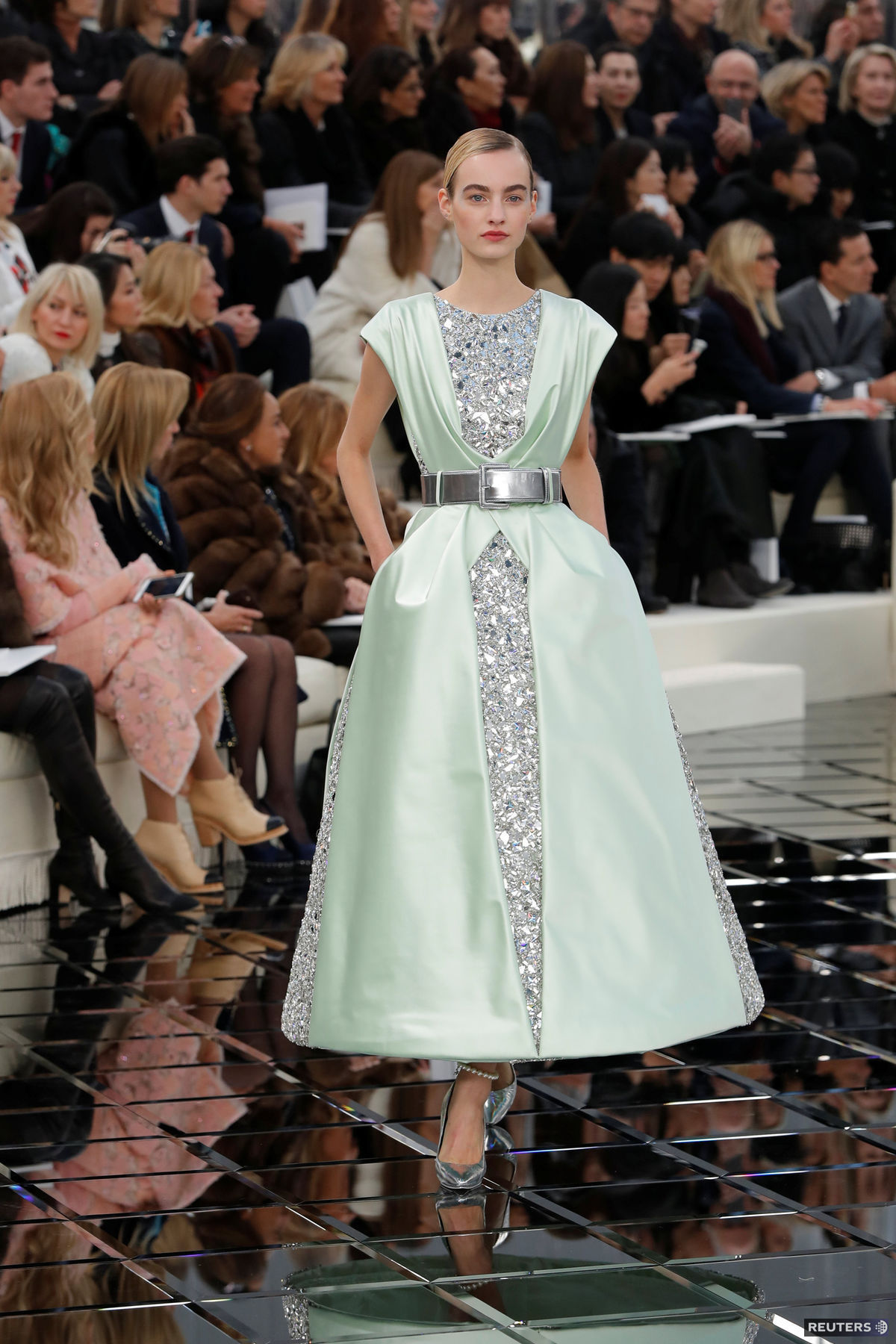 Modelka predvádza kreáciu z kolekcie Chanel...