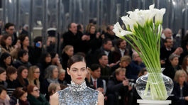Modelka predvádza kreáciu z kolekcie Chanel Haute Couture v Paríži. 