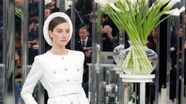 Modelka predvádza kreáciu z kolekcie Chanel Haute Couture v Paríži.