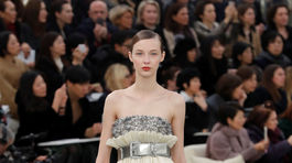 Modelka predvádza kreáciu z kolekcie Chanel Haute Couture v Paríži. 