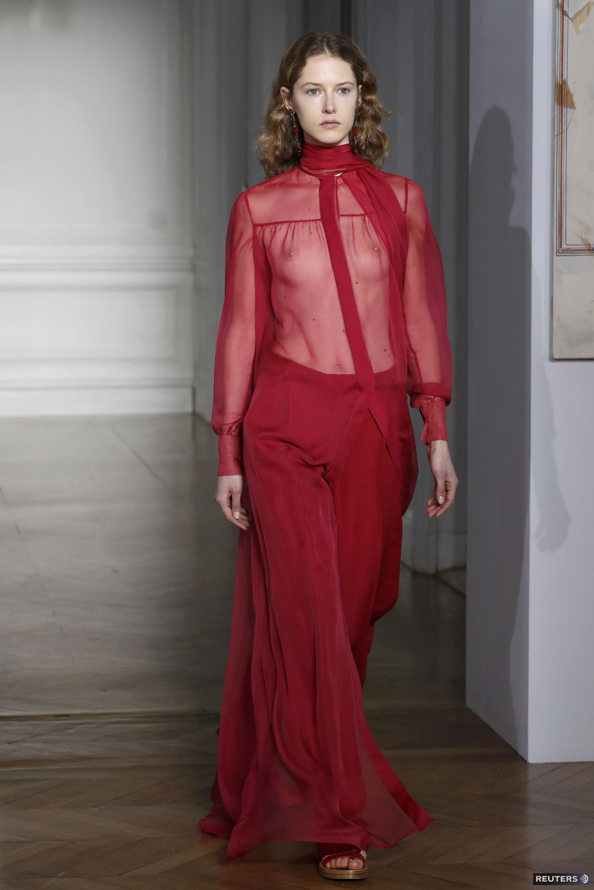 Modelka v kreácii Valentino Haute Couture v...