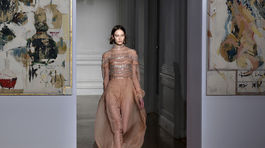 Modelka v kreácii Valentino Haute Couture v Paríži. 