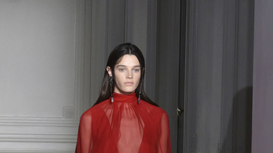 Modelka v kreácii Valentino Haute Couture v...