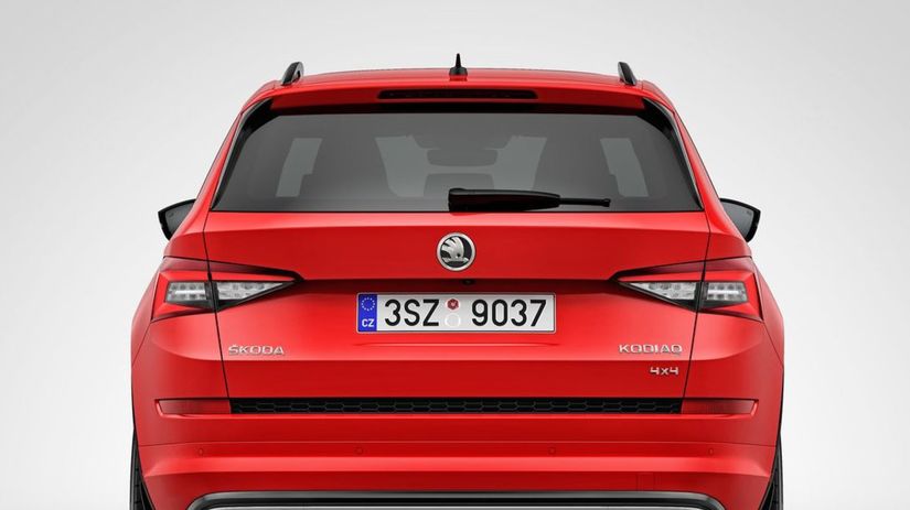 Zadné koncovky výfukov spája efektná chrómová...