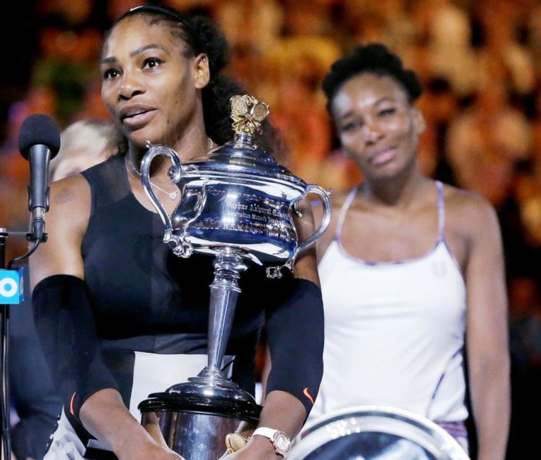 Serena Williamsová s trofejou pre víťazku...