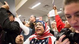 Trumpovi prívrženci podporujú protiimigračný výnos