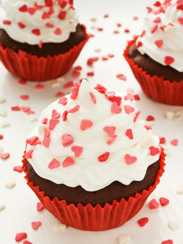 Drobné cukrové srdiečka, ktorými je jemne...