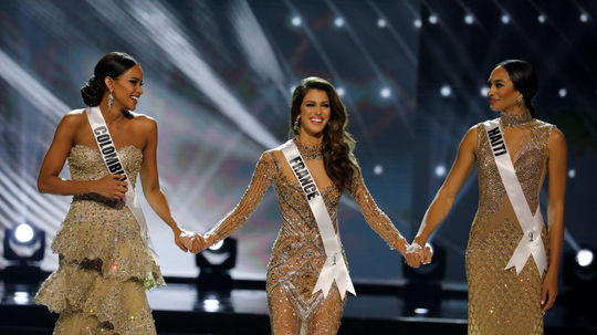 Miss Francúzsko Iris Mittenaere (v strede) sa...