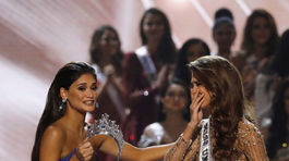 Minuloročná Miss Universe Pia Wurtzbach (vľavo) odovzdala korunku svojej nástupkyni Miss Francúzska Iris Mittenaere.