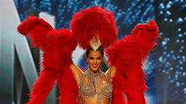 Nová Miss Universe Iris Mittenaere počas promenády v plavkách. 