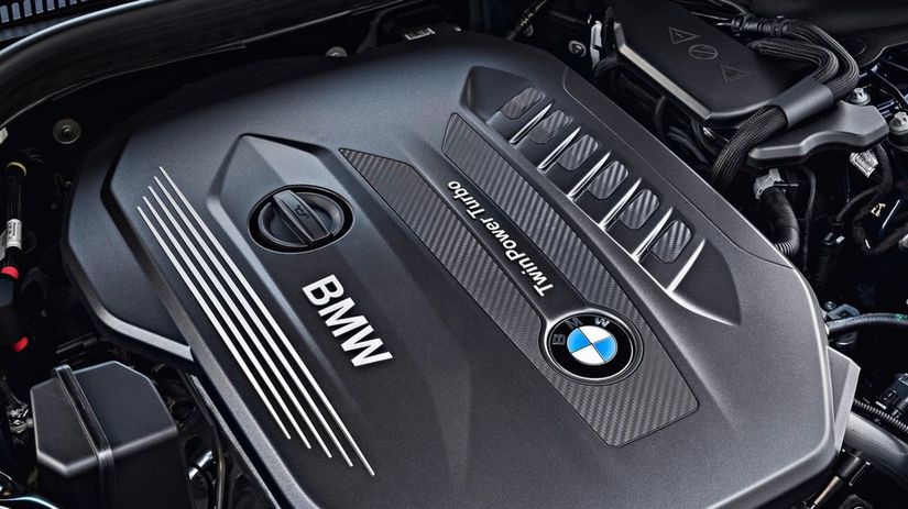 Pod kapotou sú výlučne preplňované 4- a 6-valce...