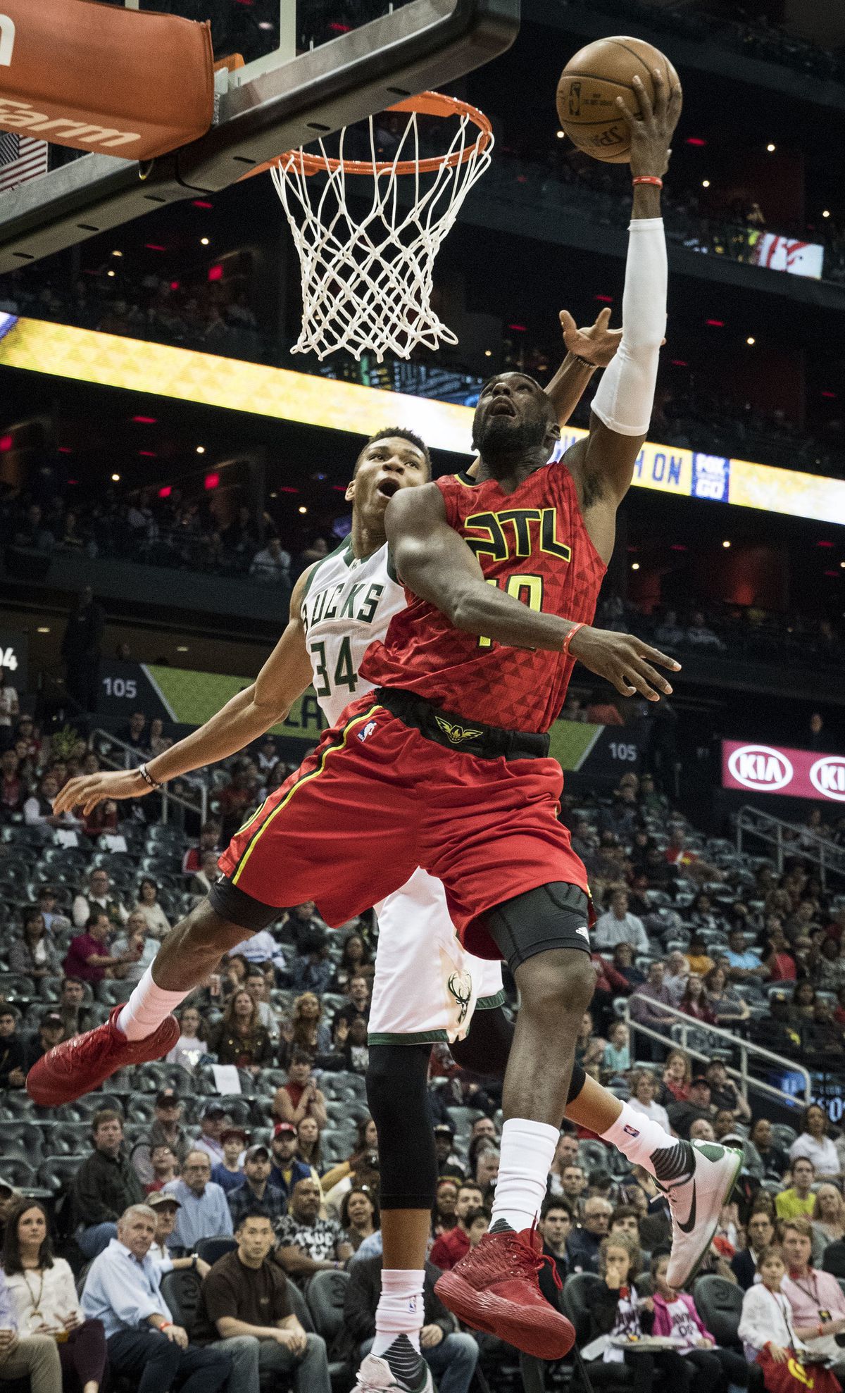 Tim Hardaway zakončuje akciu Atlanty.