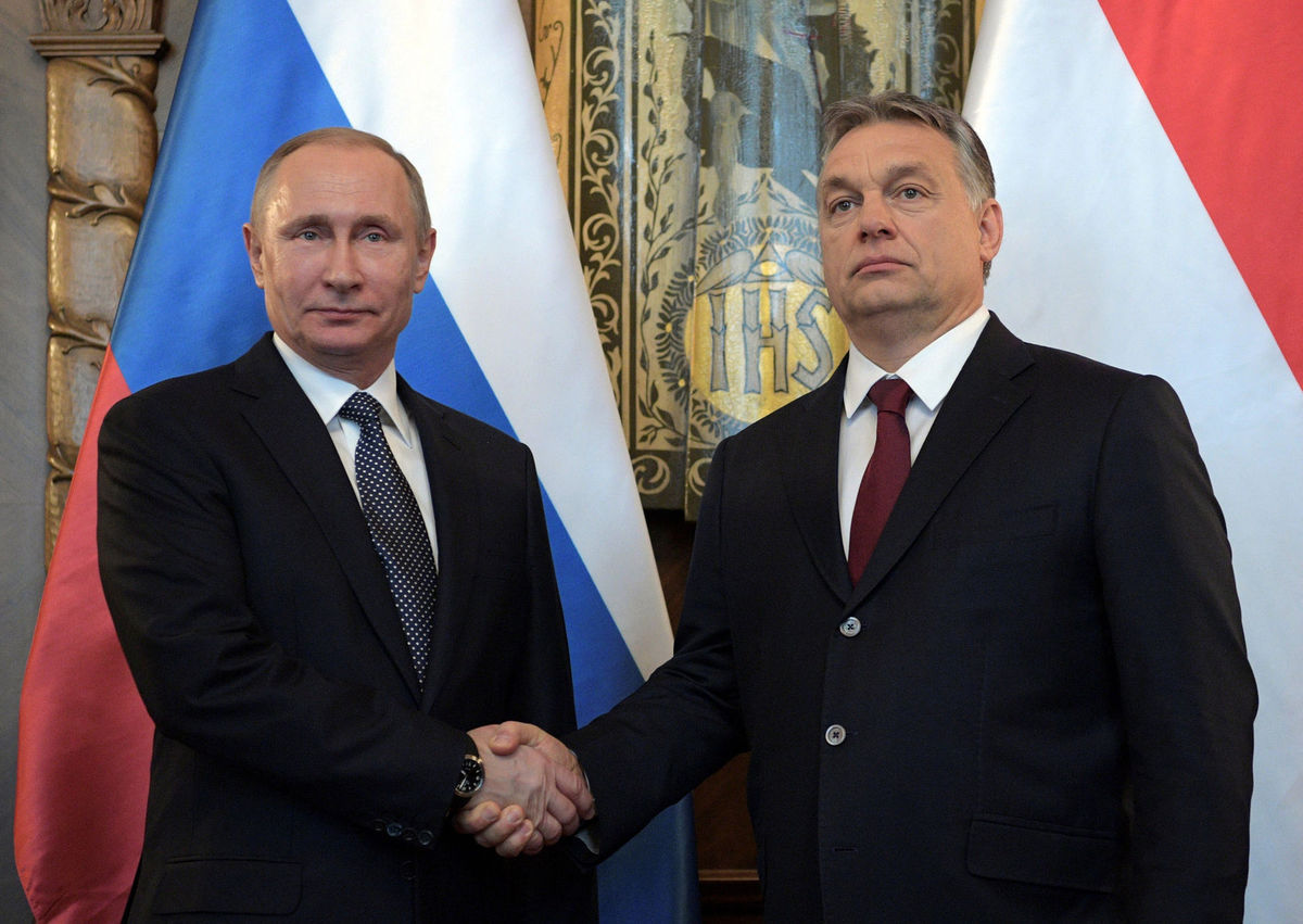 Ďalší stisk rúk. Maďarský premiér Viktor Orbán...