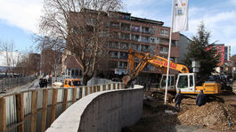 Múr postavený Srbmi v Mitrovici zbúrali, zaobišlo sa to bez incidentov